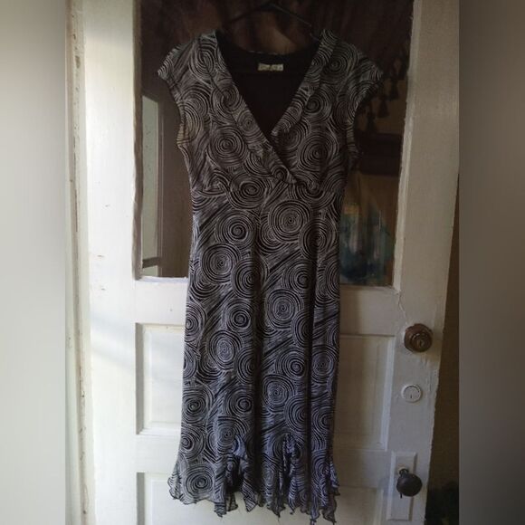 CDC PETITES size 8 fully lined ruffled poly/spandex dress. Lightweight/flowy. - Picture 1 of 10